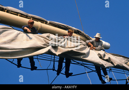 Mannschaftsmitglieder setzen Segel des weltweit größten Segelschiff Stockfoto