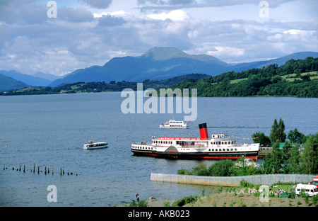 Raddampfer Magd des Sees gefesselt am Loch Lomond Shores in Balloch in Schottland mit Ben Lomond im Hintergrund Stockfoto