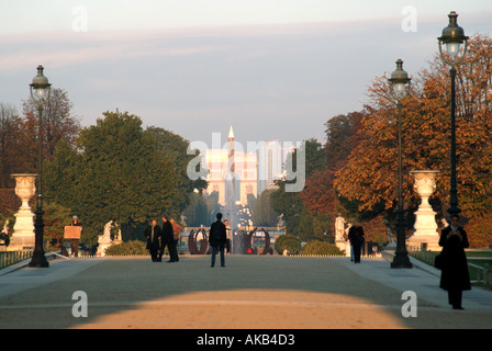 Paris die Tuileries Gärten gesehen vom Arc de Triomphe du Carrousel mit Concorde Obelisk Arc de Triomphe La Defense jenseits Stockfoto