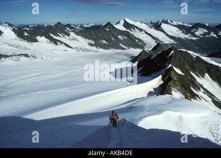 Eine Gruppe von Bergsteigern, die die hohe Wilde im Ötztal Gebirge in Österreich hinuntersteigen. Unten ist der Gurgler Ferner Gletscher. Stockfoto