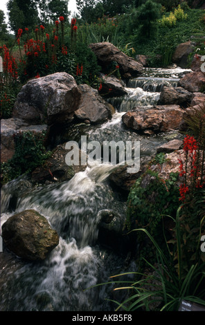 Kleine Felsen und Geröll umgeben einem gurgelnden Bach an der Chicago Botanical Gardens Stockfoto