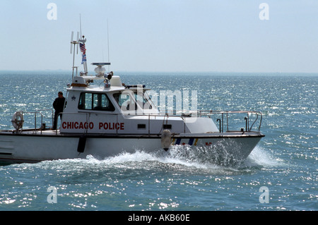 Aktivitäten an Bord der Chicagoer Polizei einen Mann am Heck des Bootes und quillt Wasser Bootsmessen hautnah Stockfoto