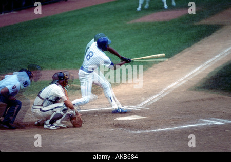 Ein Baseball-Spieler schwingt den Schläger in eine aktive Zeit Belichtung Unschärfe während eines Spiels der Chicago Cubs Stockfoto