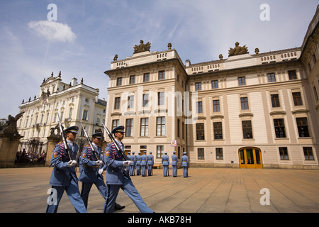 Ändern der Wache, Prager Burg, Prag, Tschechische Republik Stockfoto