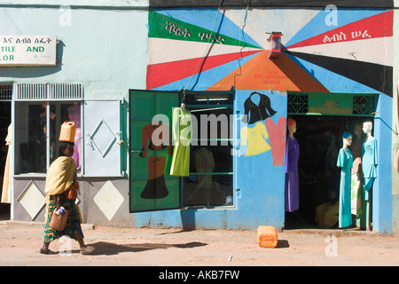 Äthiopien, Harar, Straße in der Altstadt, Lady vorbei an Schneider shop Stockfoto