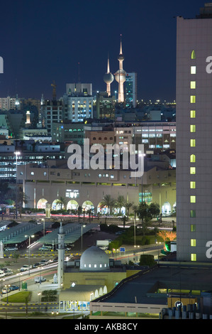 Kuwait, Kuwait-Stadt, am Abend Blick über Stadt in Richtung Kuwait Towers Stockfoto