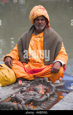 Nepal, Kathmandu, Pashupatinath Tempel, Shivaratri Festival, Sadhu (Heiliger) sitzt am Ufer des Flusses Bagmati Stockfoto