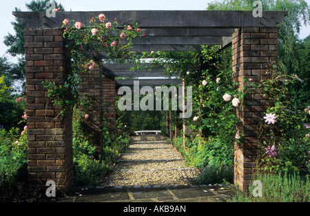 Shalford Haus Surrey Ziegel und Holz-Pergola mit Rosen Stockfoto