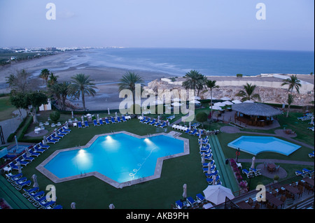 Oman, Maskat, Qurm Area, Dawn Blick auf Crowne Plaza Hotel-Pool und Qurm Beach Stockfoto