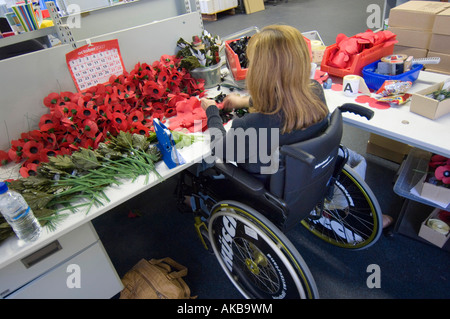 Mohn-Hersteller machen aus ihrem Rollstuhl werkseitig an Richmond Surrey British Legion Mohn Mohnblumen deaktiviert Stockfoto