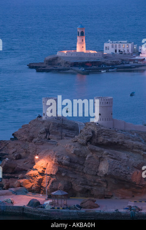 Oman, Sharqiya Region, Sur, Türme von Al Ayajh Fort & Sur Bucht Stockfoto