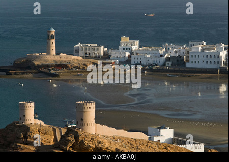 Oman, Sharqiya Region, Sur, Türme von Al Ayajh Fort & Sur Bucht Stockfoto
