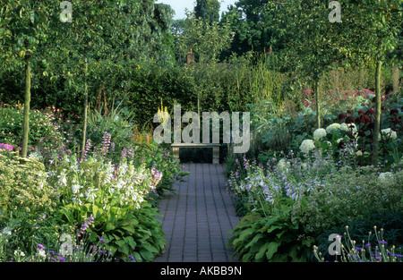 RHS Wisley Surrey Penelope Hobhouse weiße Ränder mit Pfad zwischen design und Sitzbank Sitz als Focal Point Stockfoto