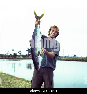 Junger Mann mit einem großen King Fisch, Queensland Australien. Stockfoto