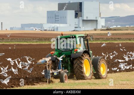 Der Kontrast zwischen Landwirtschaft und Industrie, Kernkraftwerk Torness, East Lothian, Schottland, UK Stockfoto