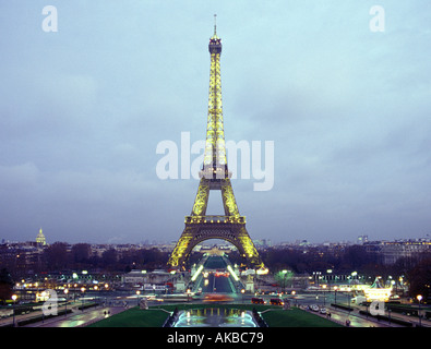 Einen frühen Abend-Blick auf den Eiffelturm in Paris Frankreich Stockfoto