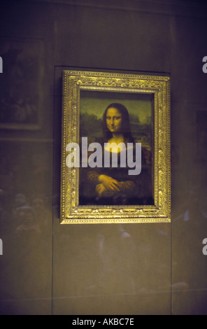 Die Mona Lisa von Leonardo da Vinci auf dem Display hinter seinen kugelsicheren Bildschirm im Kunstmuseum Louvre in Paris Frankreich Stockfoto