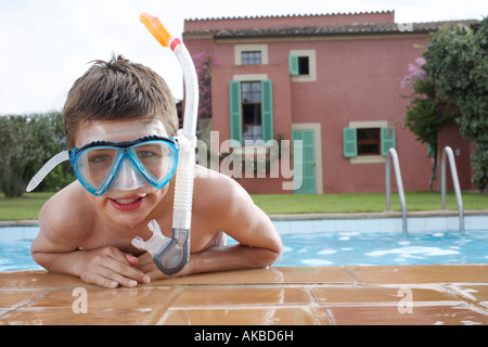 Porträt eines jungen (10-12) im Pool mit Schnorchel Maske Stockfoto