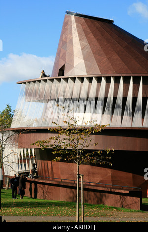 Die Serpentine Gallery ist eine Kunstgalerie in Kensington Gardens, Hyde Park, Zentrum von London, die konzentriert sich auf moderne und contempor Stockfoto
