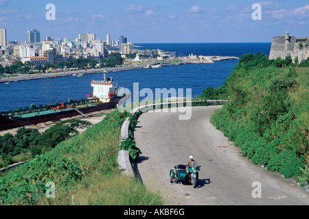 Skyline von Habana Cuba gesehen von Casablanca über den Eingang der Bucht von Havanna Stockfoto