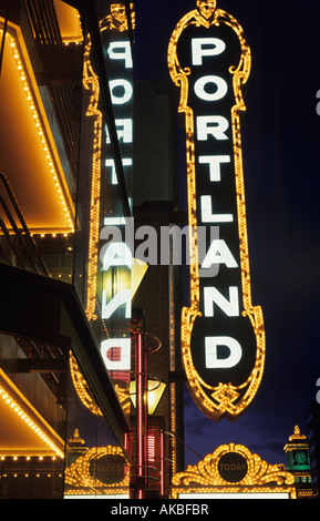 Theater Neonlichter Arlene Schnitzer Konzerthalle Innenstadt bei Nacht Portland Oregon State USA Stockfoto
