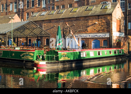 Gebäude und lange Boote spiegelt sich in den Kanal an der Waterfront in Nottingham City Centre UK Stockfoto