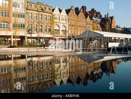 Ein Spiegelbild Reflexion von Geschäften und Gebäuden, in den Markt Platz von Nottingham Stadtzentrum UK Stockfoto