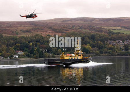 Britische Marine Royal Marines auf einer simulierten Drogen-Razzia in einem fahrenden Boot am Gare Loch in Schottland Stockfoto