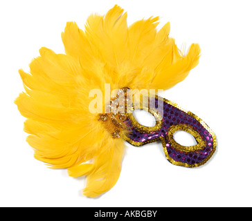 Lila Karnevalsmaske mit gelben Federn geschmückt Stockfoto