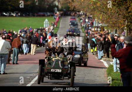 Die Oldtimer führen von London nach Brighton im Jahr 2000. Stockfoto