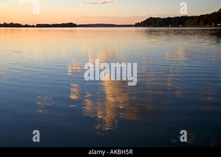 Wolken spiegeln sich in Municky Rybnik See Hluboka Tschechien Stockfoto