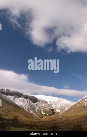 Erst im winter Schnee und bedrohliche Wolken über Hügeln in der Nähe von Cautley Tülle Cumbria Stockfoto