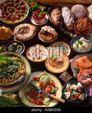 Ein Buffet mit Quiches Delikatessen dänische Gebäck und Meeresfrüchte redaktionelle Speisen Stockfoto