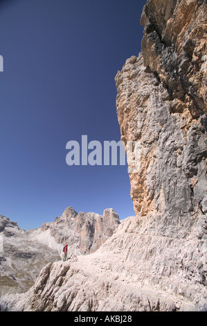 Bergsteiger auf die Klasse 4 G Lipella via Ferrata Route auf Tofana De Rozes italienischen Dolomiten in der Nähe von Cortina Stockfoto