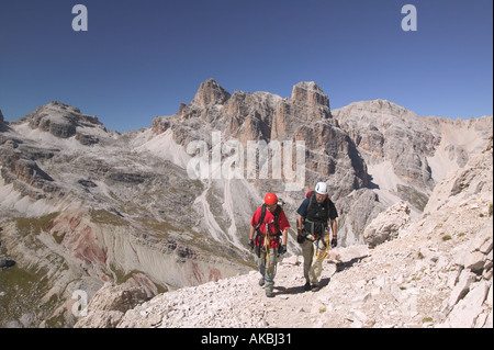 Bergsteiger auf die Klasse 4 G Lipella via Ferrata Route auf Tofana De Rozes italienischen Dolomiten in der Nähe von Cortina Stockfoto