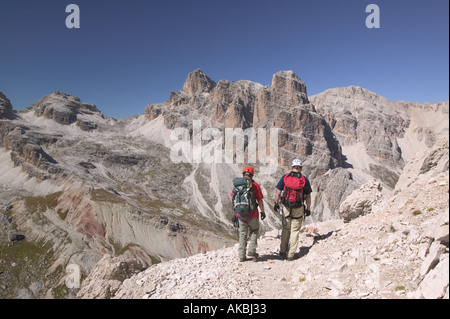 Bergsteiger auf die Klasse 4 G Lipella via Ferrata Route auf Tofana De Rozes italienischen Dolomiten in der Nähe von Cortina Stockfoto