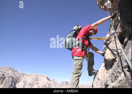 Bergsteiger auf der 4. Schulstufe Klettersteig G Lipella auf Tofana de Rozes in der Nähe von Cortina italienischen Dolomiten Stockfoto