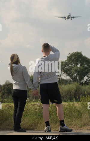 Junges Paar beobachtete Ebenen Land ankommen am Flughafen Heathrow London 2007 Stockfoto