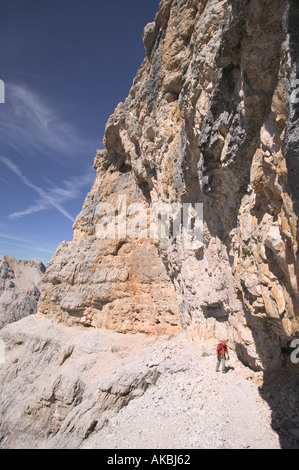 Kletterer, die Überquerung auf einem Felsvorsprung über ein extrem exponierten Felsen-Abschnitt auf der Strecke G Lipella Klettersteig Tofana de Rozes Stockfoto