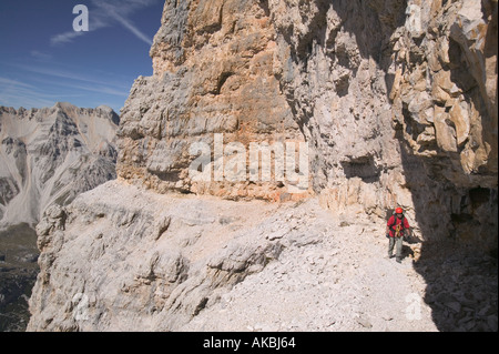 Kletterer, die Überquerung auf einem Felsvorsprung über ein extrem exponierten Felsen-Abschnitt auf der Strecke G Lipella Klettersteig Tofana de Rozes Stockfoto