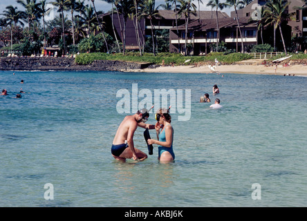 Schnorchler genießen Sie einen schönen Tag am Strand in der Gegend von Poipu Stockfoto