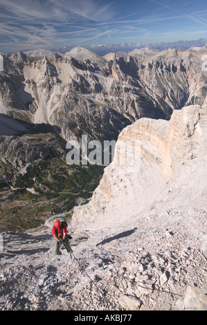 Kletterer auf dem oberen Abschnitt der 4. Schulstufe Klettersteig G Lipella auf der Tofana de Rozes in der Nähe von Cortina italienischen Dolomiten mit Stockfoto