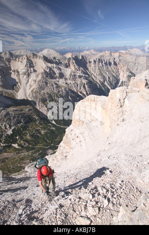 Kletterer auf dem oberen Abschnitt der 4. Schulstufe Klettersteig G Lipella auf der Tofana de Rozes in der Nähe von Cortina italienischen Dolomiten mit Stockfoto