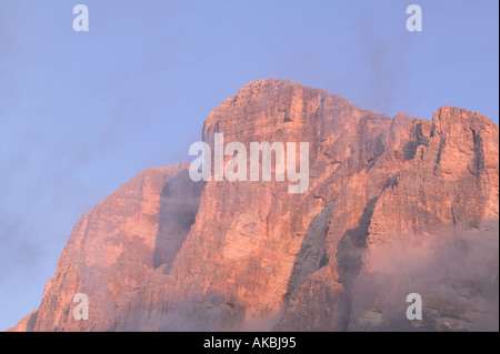 zunächst auf den Felsen der Tofana De Rozes mit Nebel in der Nähe von Cortina italienischen Dolomiten Licht Stockfoto