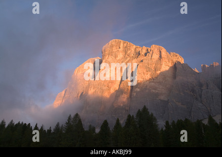 zunächst auf den Felsen der Tofana De Rozes mit Nebel in der Nähe von Cortina italienischen Dolomiten Licht Stockfoto