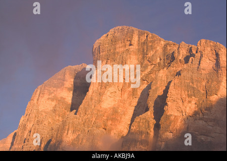 zunächst auf den Felsen der Tofana De Rozes mit Nebel in der Nähe von Cortina italienischen Dolomiten Licht Stockfoto