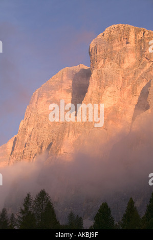 zunächst auf den Felsen der Tofana De Rozes mit Nebel in der Nähe von Cortina italienischen Dolomiten Licht Stockfoto