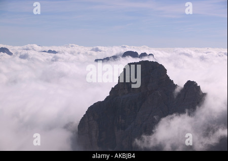 Temperaturinversion aus dem Cristallo mit Wolken wirbeln um die Dolomiten in der Nähe von Cortina Italien Stockfoto