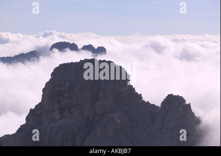 Temperaturinversion aus dem Cristallo mit Wolken wirbeln um die Dolomiten in der Nähe von Cortina Italien Stockfoto