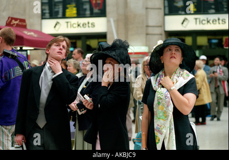 Ascot Ladies Day. Rennen-Geher Ansturm auf Board-Züge am Bahnhof Waterloo für Ascot-Rennen. London, England Stockfoto